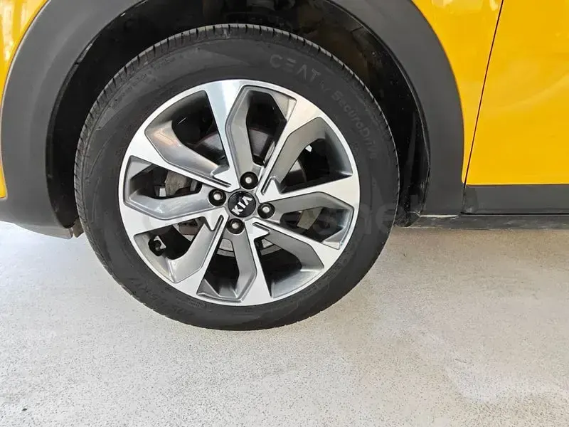 Usado Kia Stonic 100 CV (73 kW) 2019 Amarillo SUV