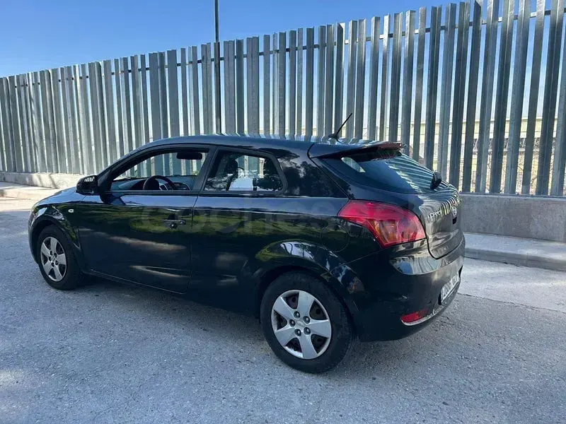 Usado Kia Ceed 115 CV (84 kW) 2010 Negro Utilitario