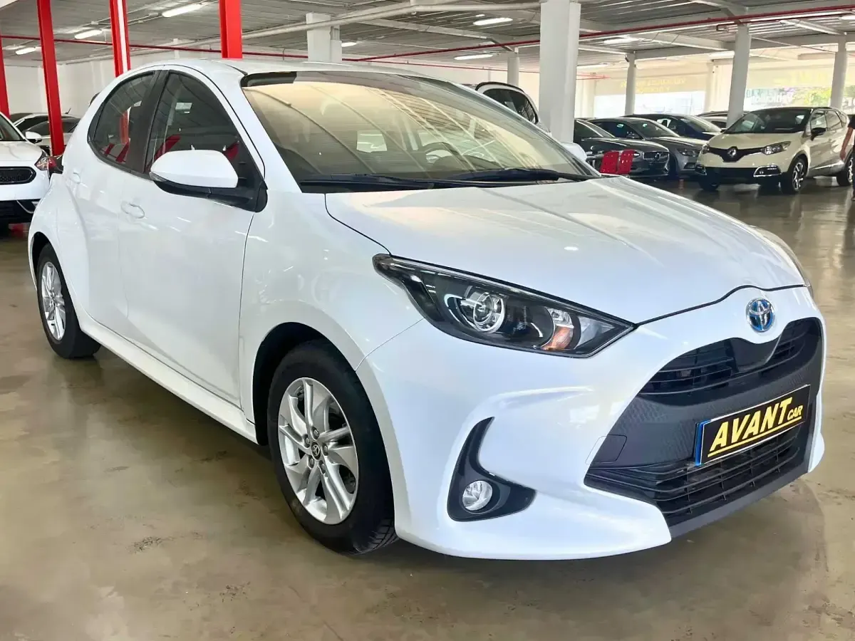 Usado Toyota Yaris Hybrid Plus 116 CV (85 kW) 2024 Blanco Berlina