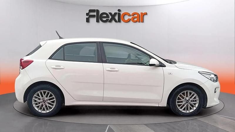 Usado Kia Rio 101 CV (74 kW) 2018 Blanco Berlina