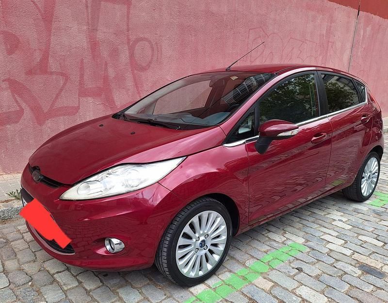 Burdeos Usado 2010 Ford Fiesta Titanium Utilitario | 6400 € (Precio justo) - Imagen 1/4