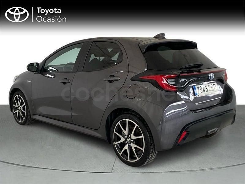 Usado Toyota Yaris Hybrid Style 116 CV (85 kW) 2021 Gris / plata Berlina