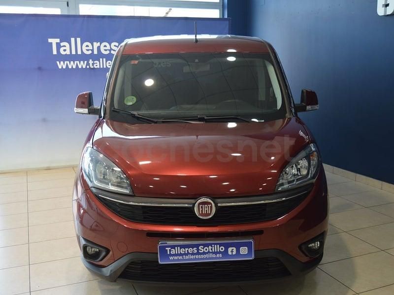 Usado Fiat Doblò Lounge 95 CV (69 kW) 2019 Granate Monovolumen