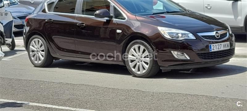 Granate Usado 2012 Opel Astra Excellence Familiar | 7550 € (Precio justo) - Imagen 1/4
