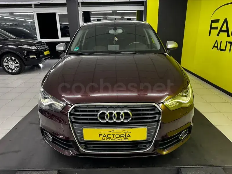 Usado Audi A1 Sportback Attraction 105 CV (77 kW) 2013 Granate Utilitario