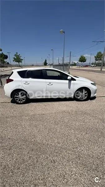 Usado Toyota Auris Active 90 CV (66 kW) 2013 Blanco Berlina
