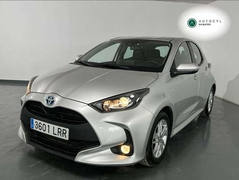 Usado Toyota Yaris Hybrid Business Edition 116 CV (85 kW) 2021 Gris Utilitario