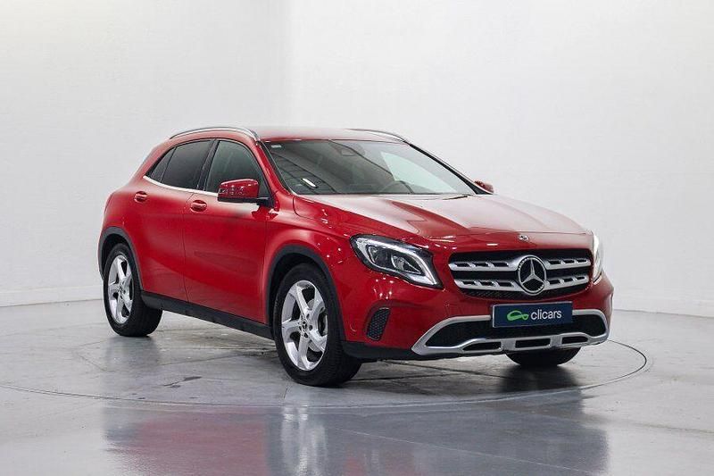 Usado Mercedes GLA180 122 CV (89 kW) 2019 Rojo SUV