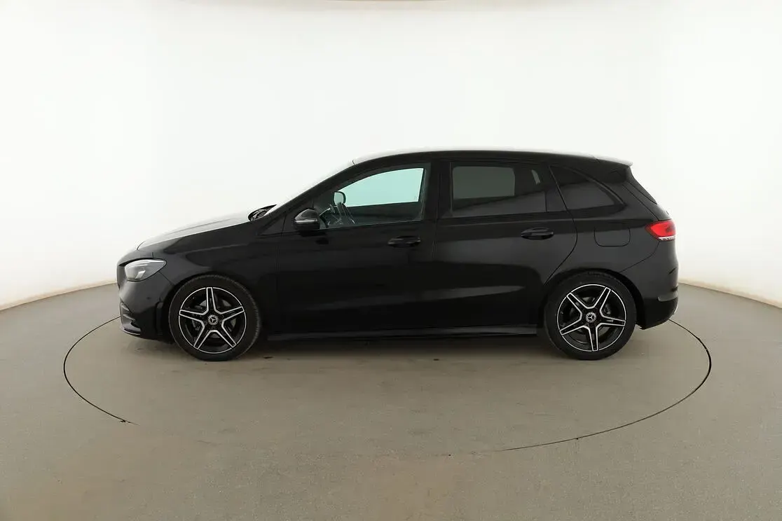 Usado Mercedes B180 AMG line 116 CV (85 kW) 2022 Negro Utilitario