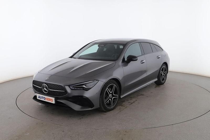 Gris Usado 2024 Mercedes CLA200 Shooting Brake AMG line Familiar | 35.199 € (Precio justo) - Imagen 1/3
