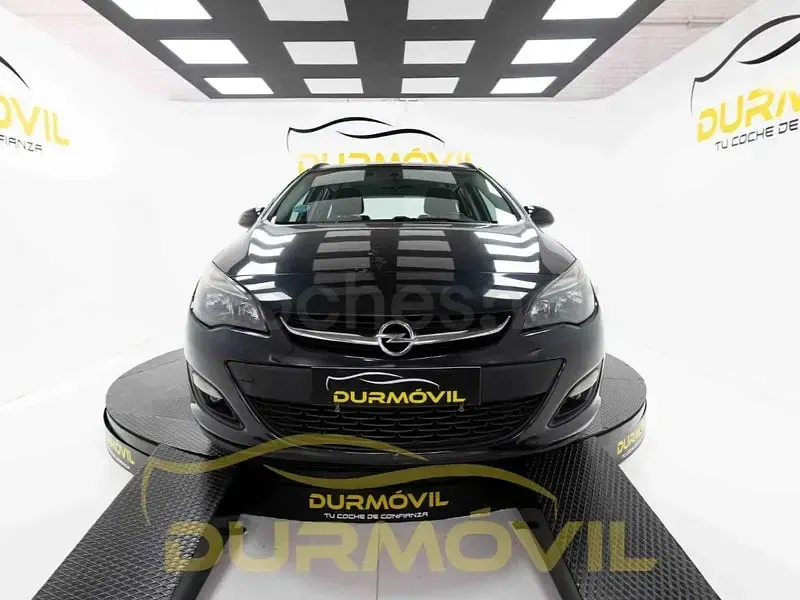Usado Opel Astra Business 110 CV (80 kW) 2015 Negro Familiar