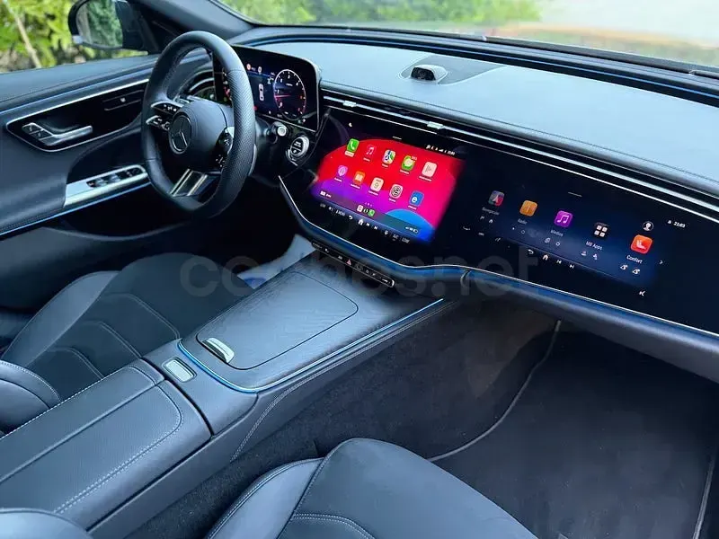 Usado Mercedes E220 197 CV (144 kW) 2025 Gris / plata Berlina
