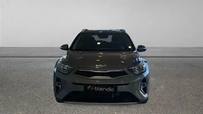 Usado Kia Stonic 100 CV (73 kW) 2025 Gris SUV