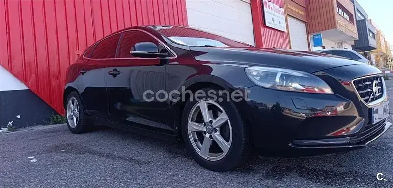 Usado Volvo V40 Kinetic 115 CV (84 kW) 2012 Negro Utilitario