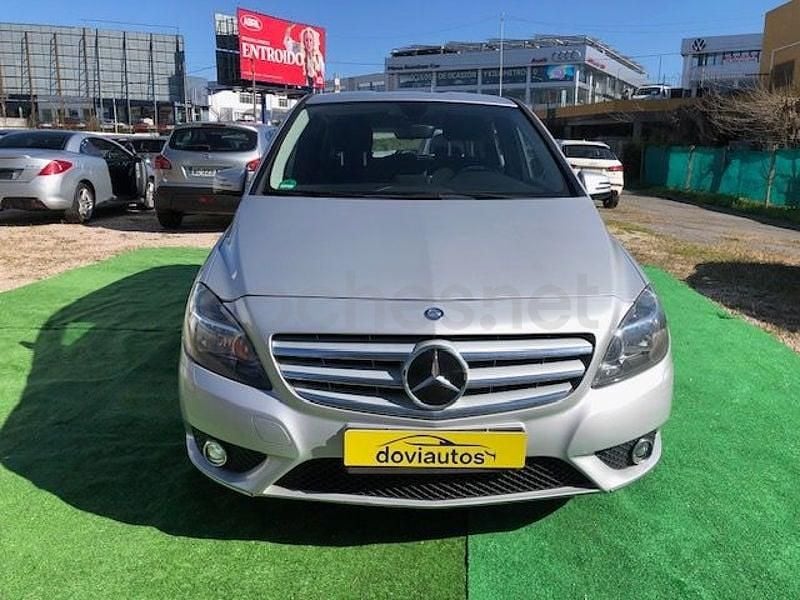 Usado Mercedes B180 122 CV (89 kW) 2013 Gris / plata Monovolumen