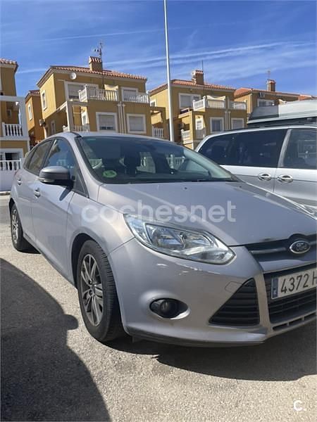 Usado Ford Focus Trend 125 CV (91 kW) 2013 Gris / plata Berlina