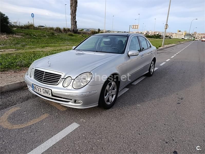 Usado Mercedes E320 Avantgarde 204 CV (150 kW) 2005 Gris / plata Berlina