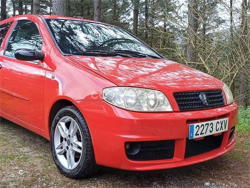 Usado Fiat Punto 70 CV (51 kW) 2004 Rojo Utilitario