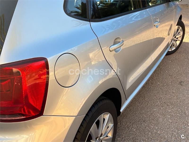 Usado VW Polo Advance 90 CV (66 kW) 2014 Gris / plata Berlina