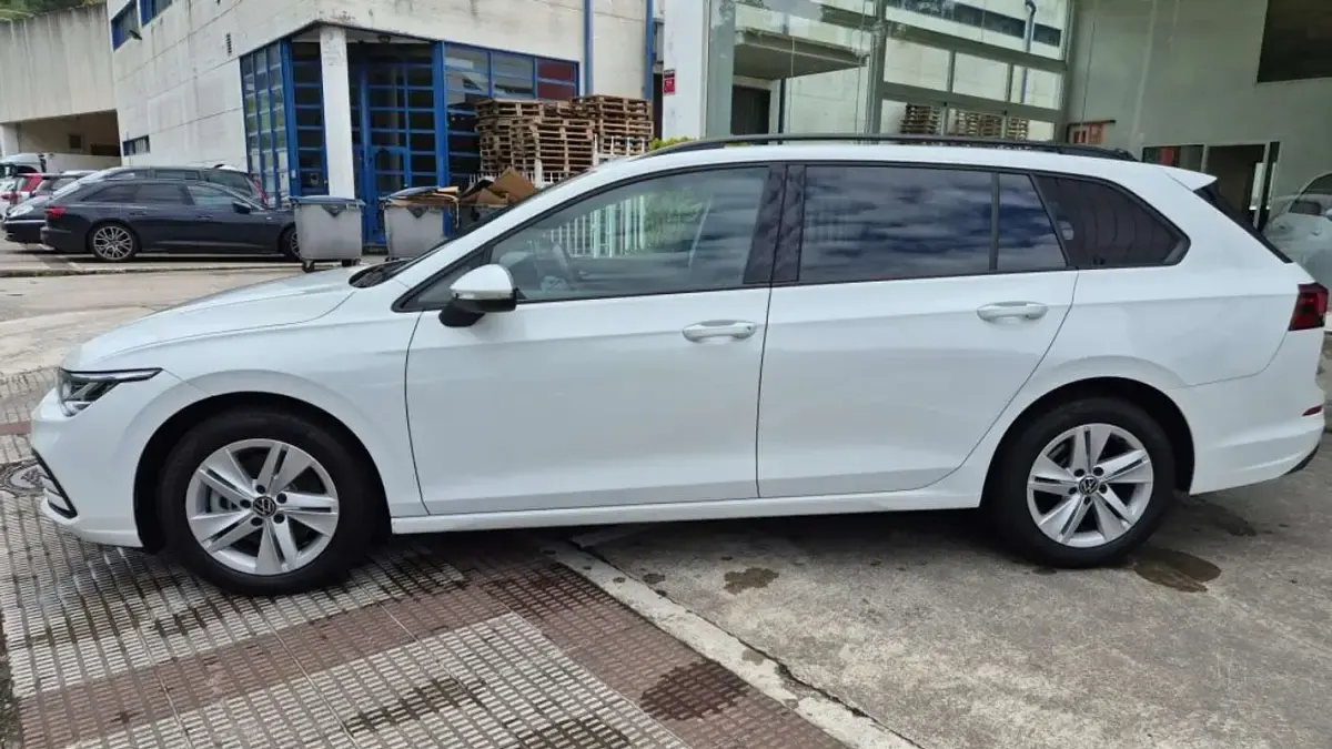 Usado VW Golf VIII Life 116 CV (85 kW) 2023 Blanco Familiar