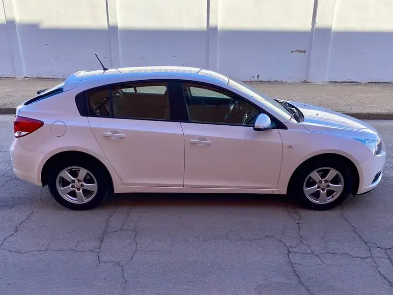 Usado Chevrolet Cruze LT 124 CV (91 kW) 2011 Blanco Berlina