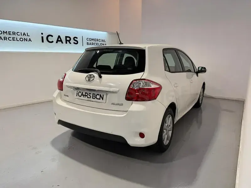 Usado Toyota Auris Active 90 CV (66 kW) 2012 Blanco Berlina