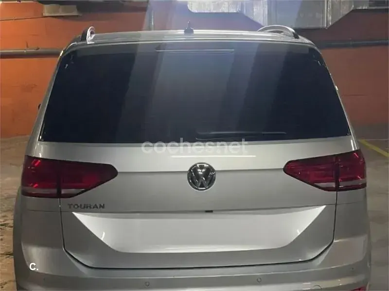 Usado VW Touran Business 115 CV (84 kW) 2019 Gris / plata Monovolumen
