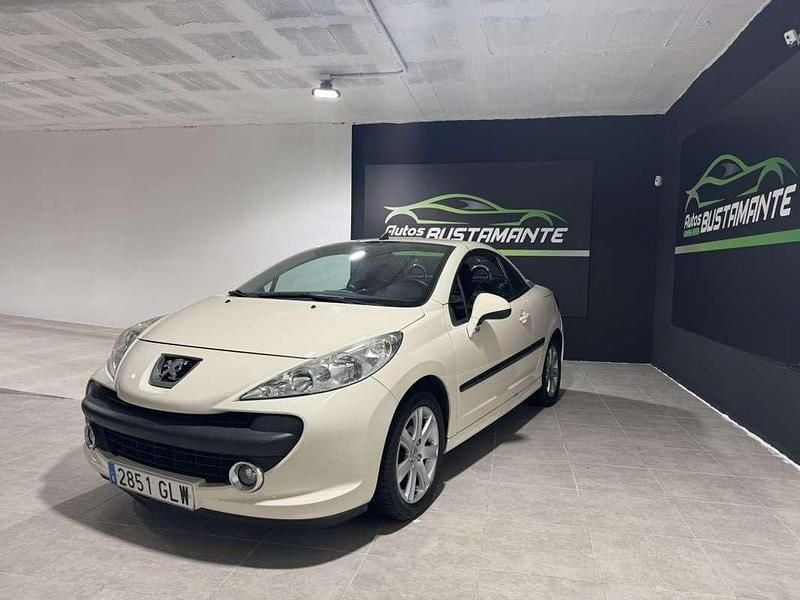 Usado Peugeot 207 CC 120 CV (88 kW) 2009 Blanco Descapotable