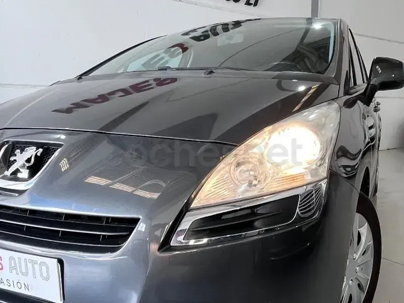 Usado Peugeot 5008 Active 112 CV (82 kW) 2011 Gris / plata Monovolumen