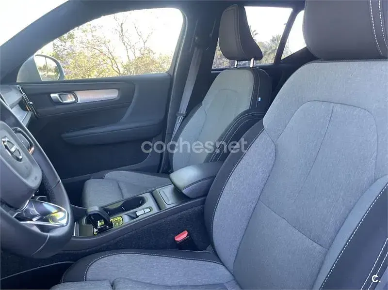 Begagnad Volvo XC40 Core 163 HK (119 kW) 2022 Grå SUV