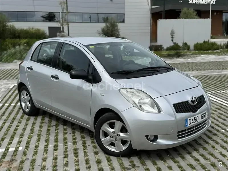Usado Toyota Yaris 87 CV (63 kW) 2008 Gris / plata Utilitario
