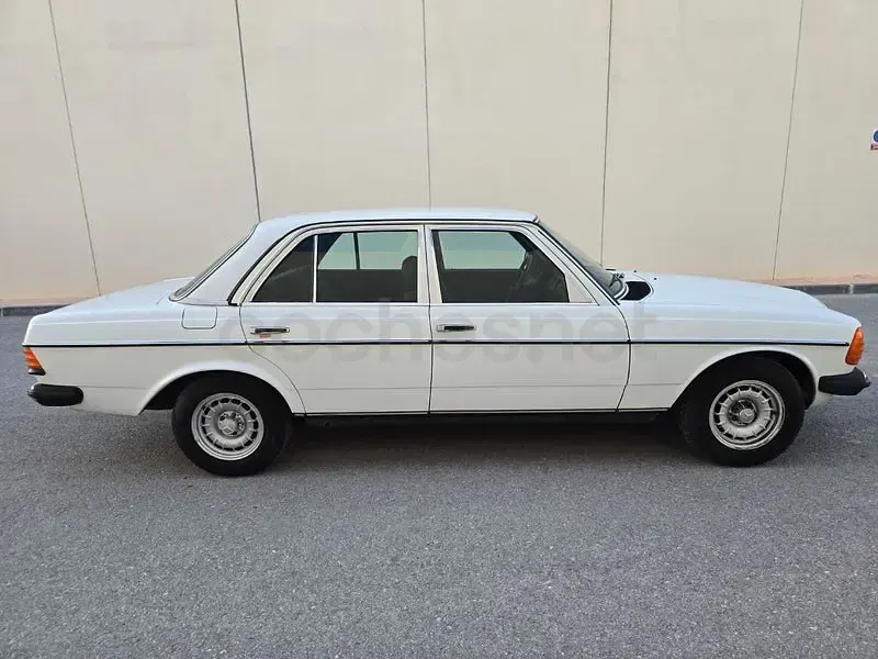 Usado Mercedes 200 140 CV (102 kW) 1982 Blanco Familiar