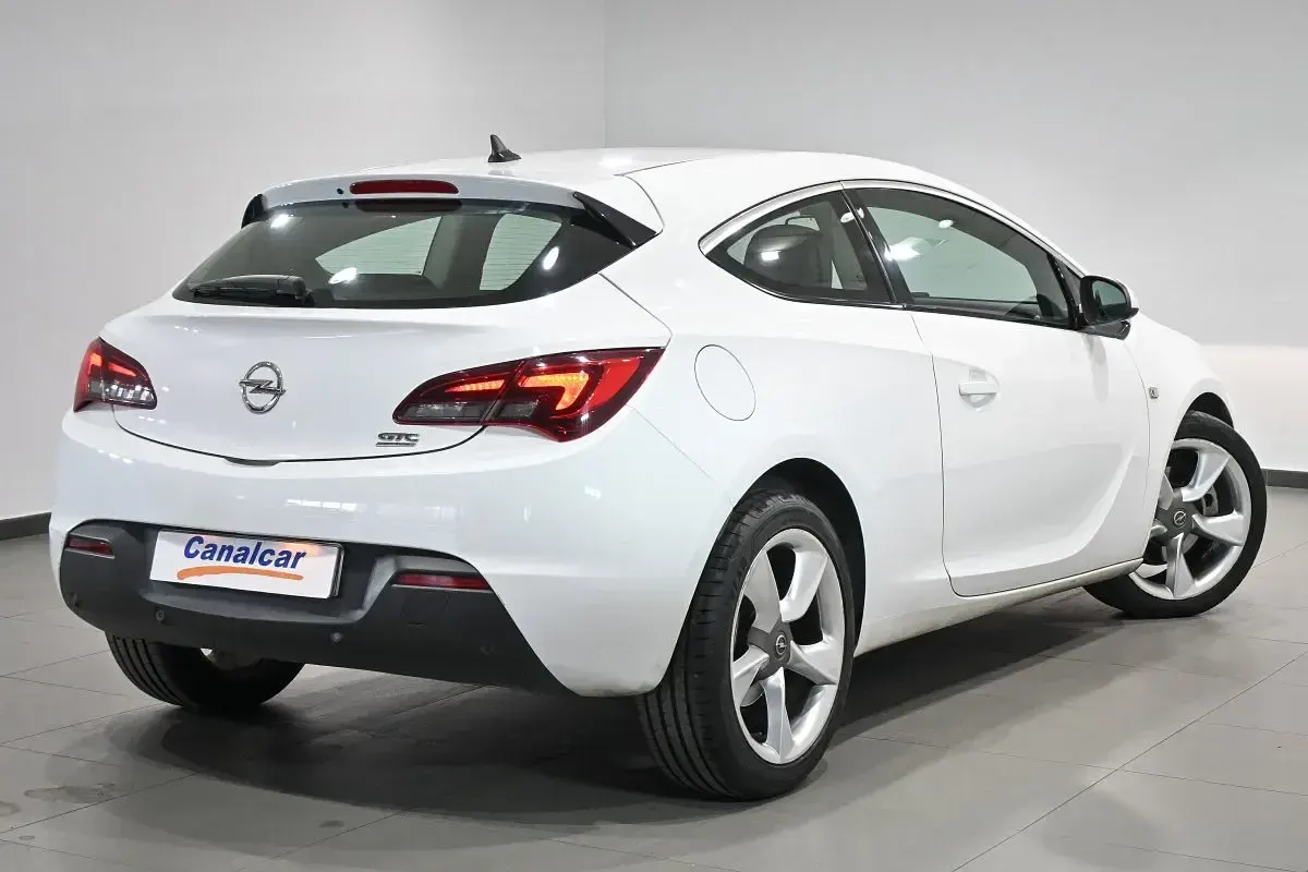 Usado Opel Astra GTC Sportive 130 CV (95 kW) 2014 Blanco Utilitario
