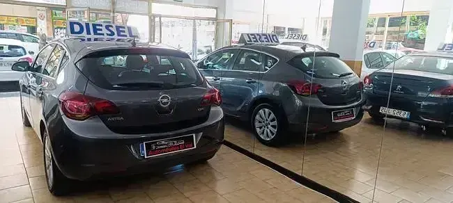 Usado Opel Astra Enjoy 110 CV (80 kW) 2010 Gris / plata Berlina