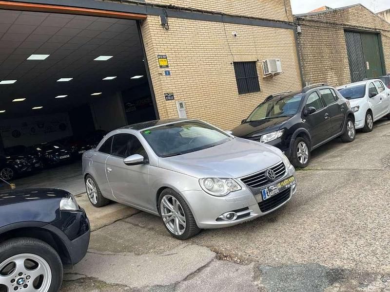 Usado VW Eos 139 CV (102 kW) 2011 Gris Descapotable