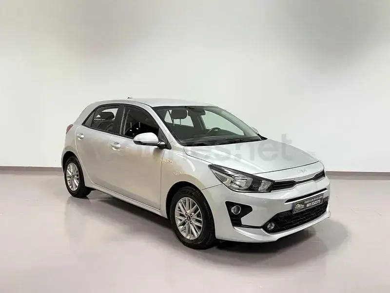 Usado Kia Rio 84 CV (61 kW) 2023 Gris / plata Berlina