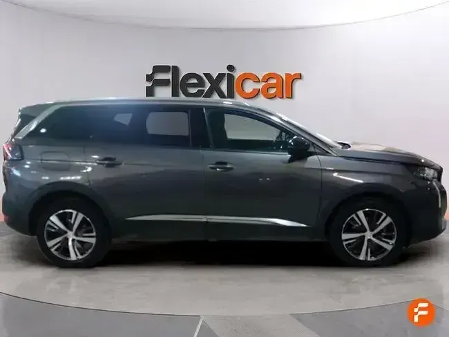Usado Peugeot 5008 Allure 130 CV (95 kW) 2024 Gris / plata SUV