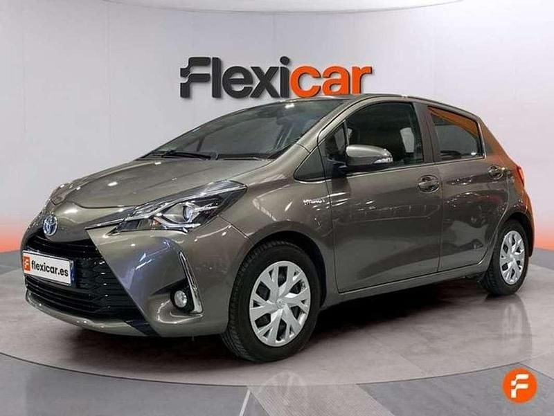 Usado Toyota Yaris Hybrid Active 100 CV (73 kW) 2019 Gris Utilitario