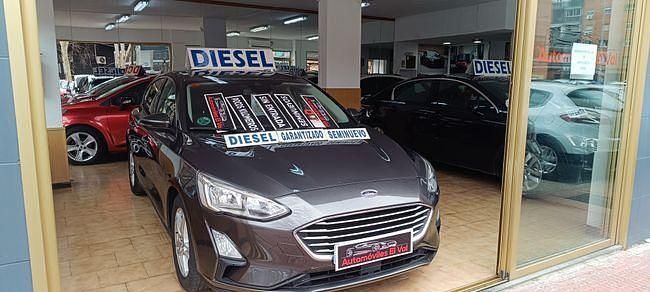 Usado Ford Focus Trend 119 CV (87 kW) 2019 Gris Berlina