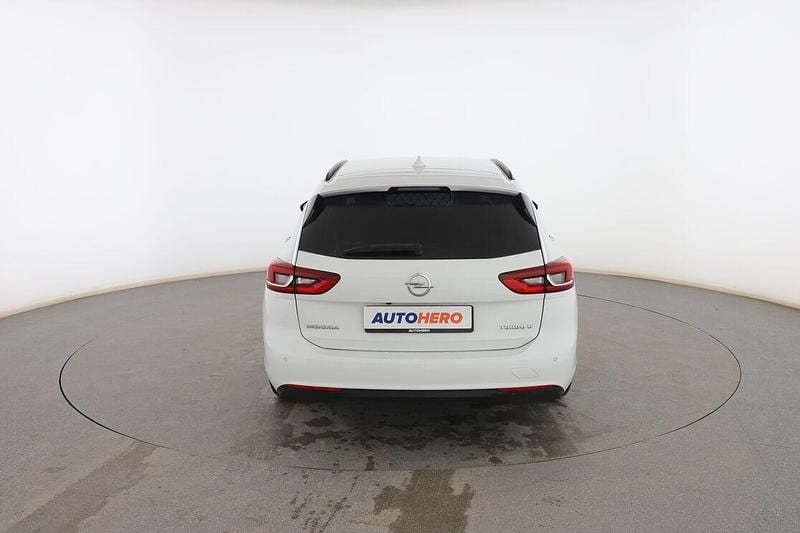 Usado Opel Insignia Selective 136 CV (100 kW) 2018 Blanco Familiar