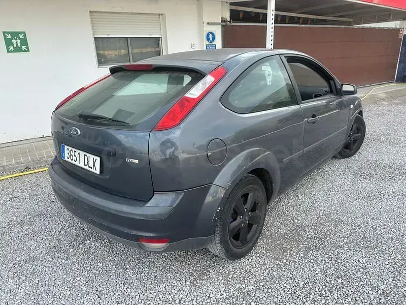 Usado Ford Focus Sport 136 CV (100 kW) 2006 Gris / plata Berlina