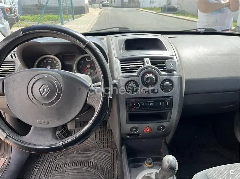 Usado Renault Mégane Privilege 98 CV (72 kW) 2005 Marrón Berlina