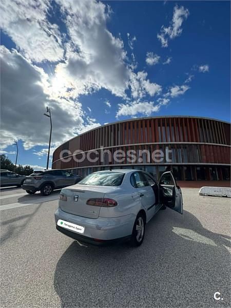 Usado Seat Cordoba Sport 100 CV (73 kW) 2003 Gris / plata Berlina