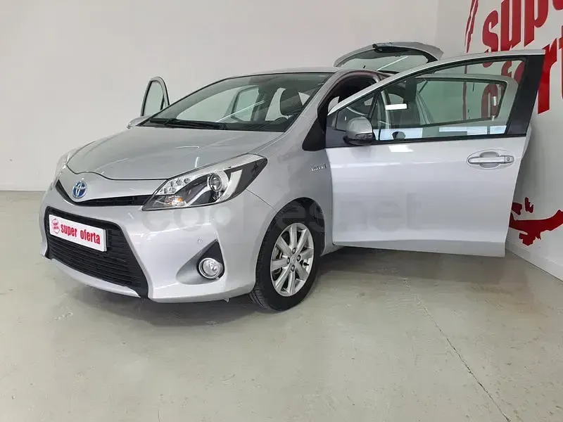 Usado Toyota Yaris Hybrid Active 100 CV (73 kW) 2012 Gris / plata Berlina