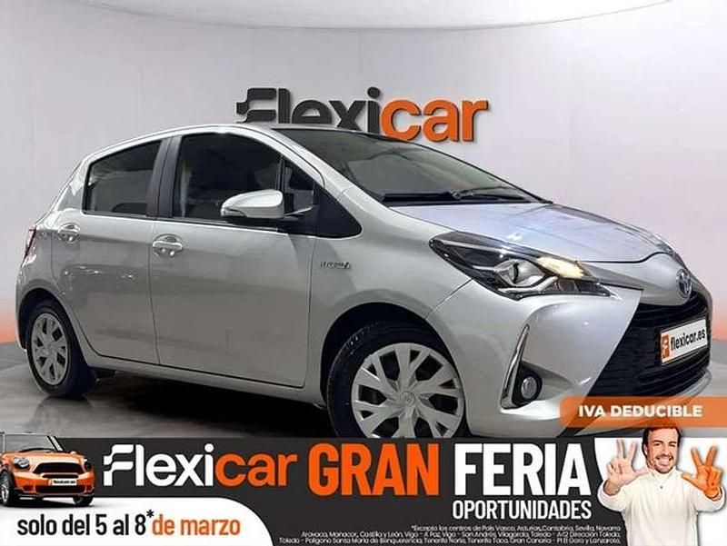 Usado Toyota Yaris Hybrid Active 99 CV (72 kW) 2019 Gris Utilitario