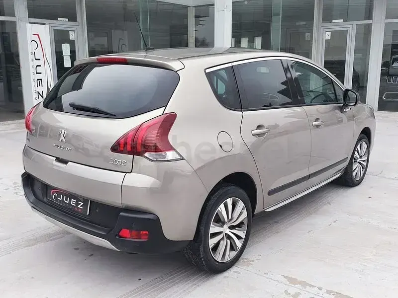 Usado Peugeot 3008 Allure 120 CV (88 kW) 2016 Beige Berlina
