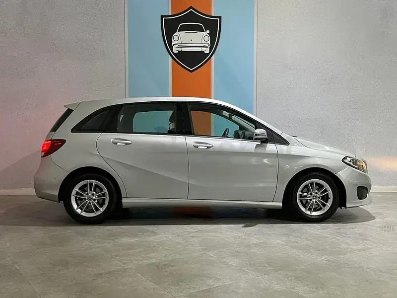 Usado Mercedes B180 122 CV (89 kW) 2016 Gris / plata Monovolumen