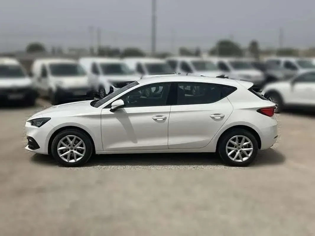 Usado Seat Leon Reference 116 CV (85 kW) 2022 Blanco Utilitario