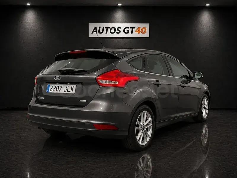 Usado Ford Focus Trend 125 CV (91 kW) 2015 Gris / plata Berlina