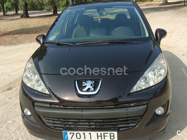 Usado Peugeot 207 Business-Line 70 CV (51 kW) 2011 Marrón Berlina